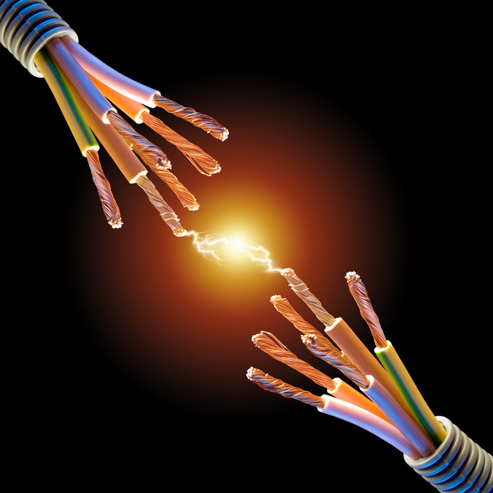 Kupferleitungen mit einem elektrischen Funken als Sinnbild für Verbindungen